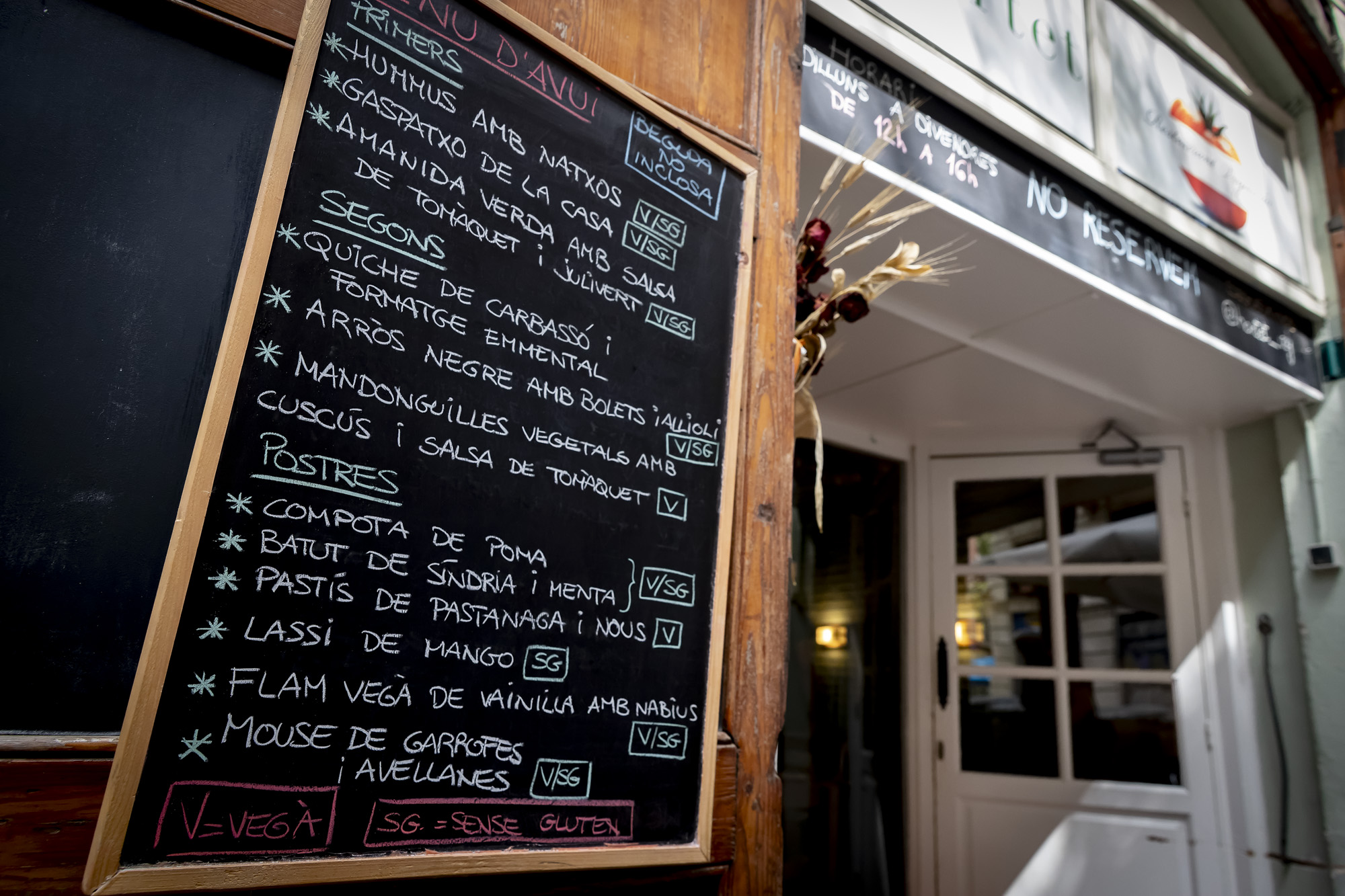 Entrada de l'Hortet, amb la pissarra de menú en primer pla, l'agost passat (fotografia: Albert Salamé).
