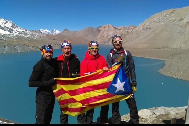 David Blot (tercer des de l'esquerra) en una fotografia al llac Tilicho a l'Himàlaia