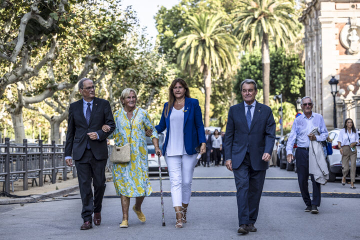 Quim Torra, Núria de Gispert, Laura Borràs i Artur Mas, acudint a la investidura de Salvador Illa, després d'haver rebut el president Puigdemont. (Fotografia: Àngel Garcia)