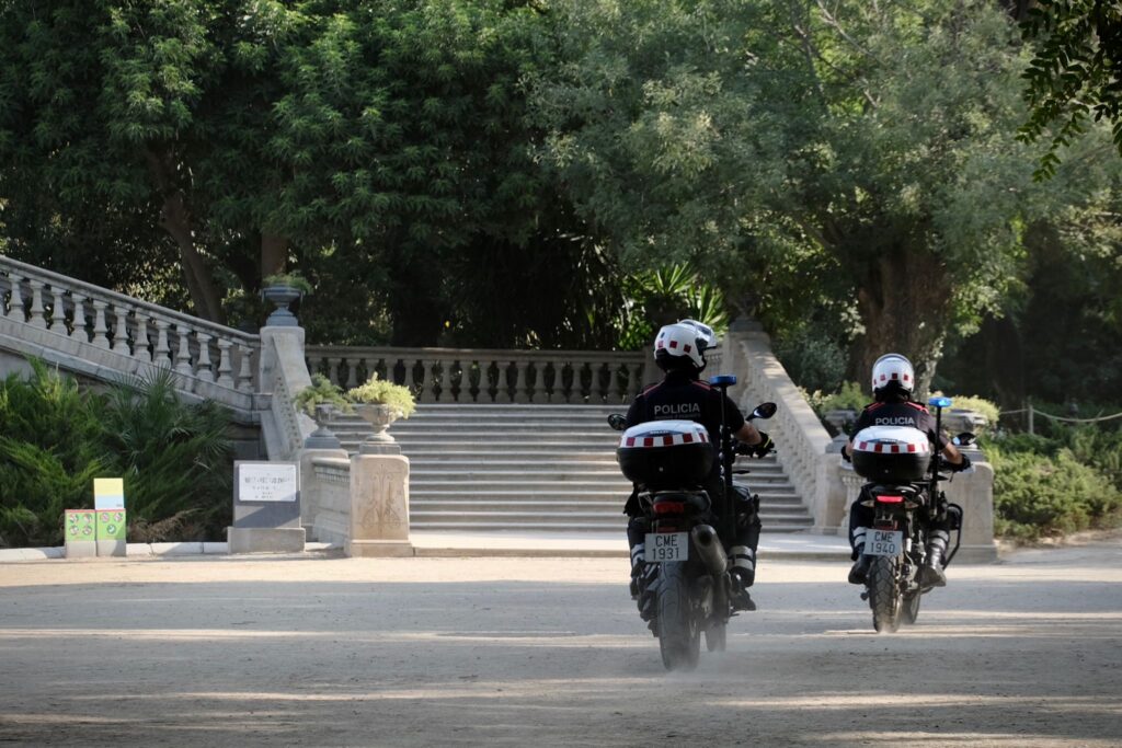 Mossos d'Esquadra patrullen el parc de la Ciutadella, prop del Parlament de Catalunya