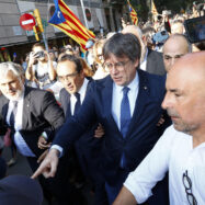 Aixequen la suspensió de sou i feina als agents acusats d’haver ajudat Puigdemont, que continuen investigats penalment