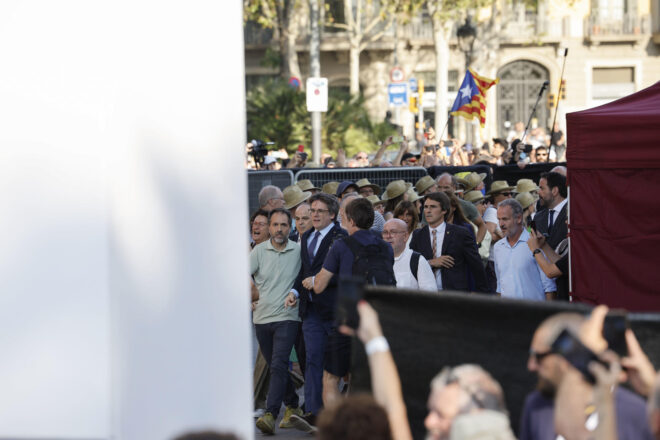 Un sol policia corrent uns quants metres a peu: aquesta va ser tota l’operació per a perseguir el cotxe on anava Puigdemont