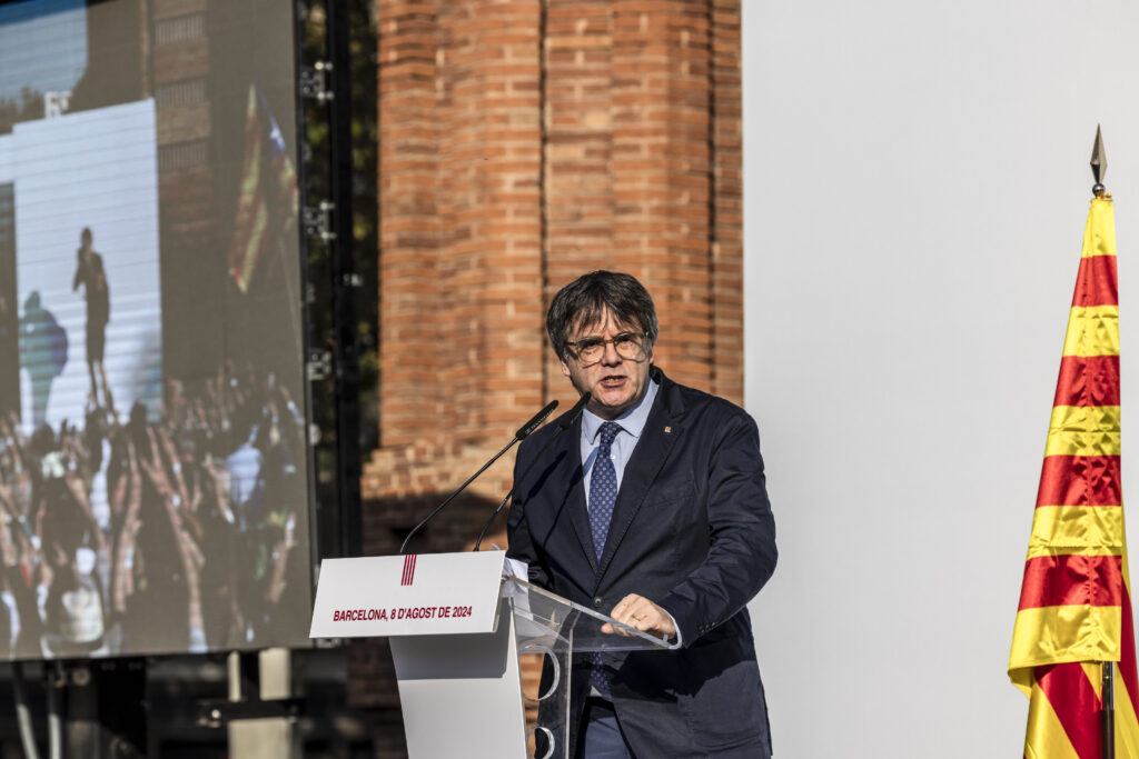 Puigdemont reappears at Waterloo and defends the role of the arrested policemen.