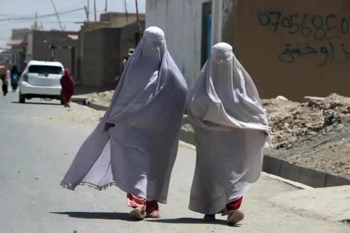 Dones amb burka caminen per una carretera de Kandahar, a l'Afganistan (fotgorafia: Qudratullah Razwan/EFE).