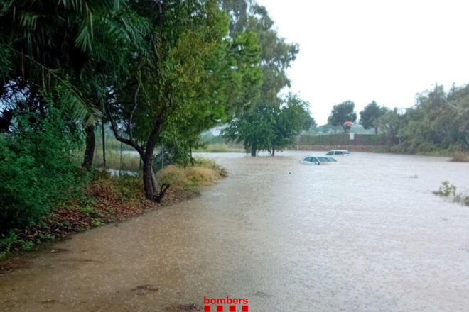 La tempesta deixa petites inundacions a Sitges i diversos cotxes arrossegats per la riera de Ribes