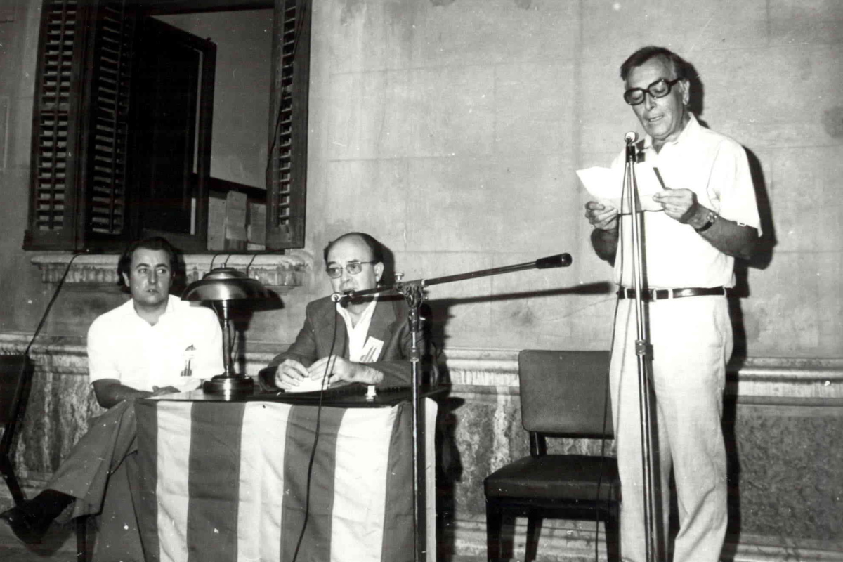 Fotografia de la celebració de l'11 de setembre de 1979 amb la participació de Vicent Andrés Estellés, poeta, i de Rafael Subirats, cantautor, a la plaça de la Vila de Vilafranca del Penedès