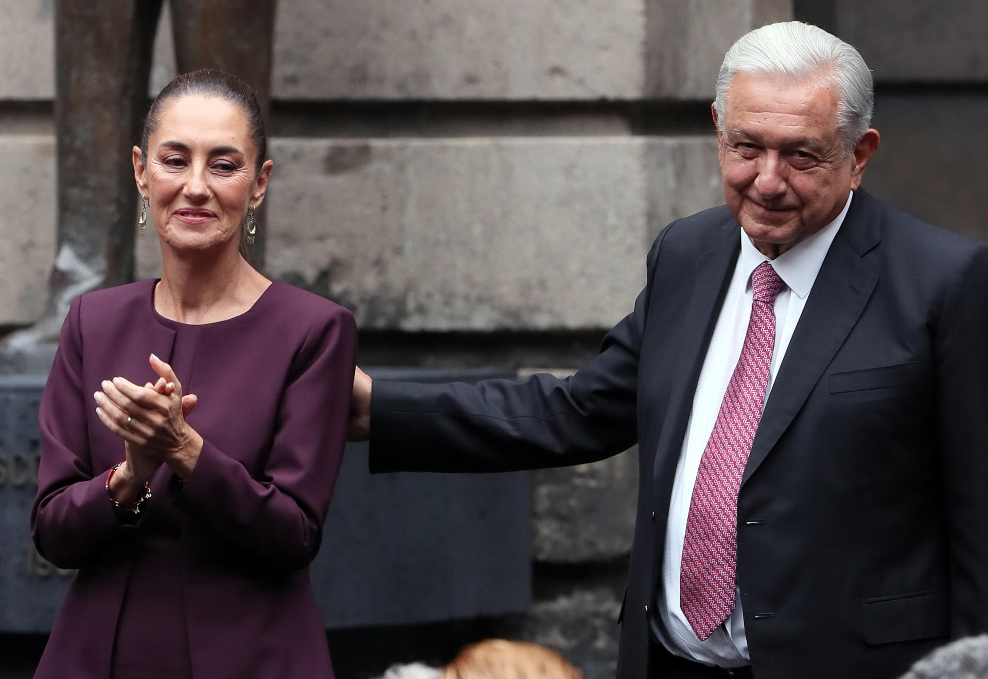 El president de Mèxic, Andrés Manuel López Obrador, i la presidenta electa, Claudia Sheinbaum, en un acte ahir (fotografia: Mario Guzmán).