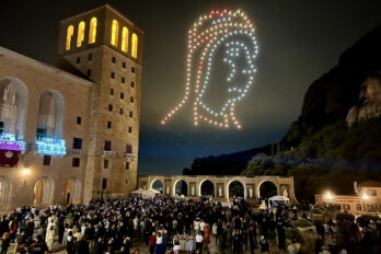 Espectacle de drons amb el rostre de la Moreneta en l'obertura dels actes del Mil·lenari de Montserrat