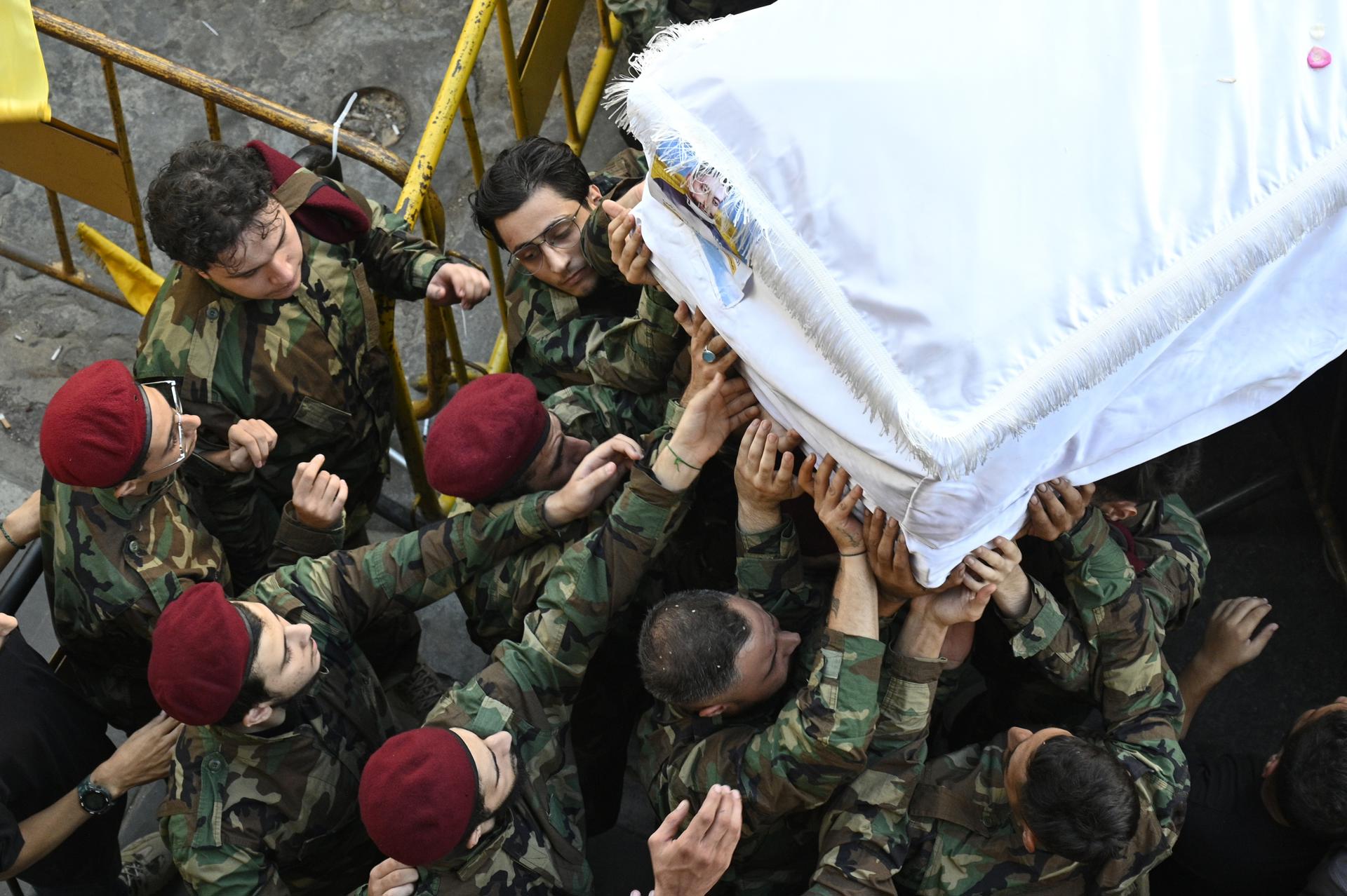 Militants de l'Hesbol·là porten el taüt d'un dels morts en els atacs de dimarts. Al funeral encara va esclatar un altre aparell (fotografia: Wael Hamzeh).