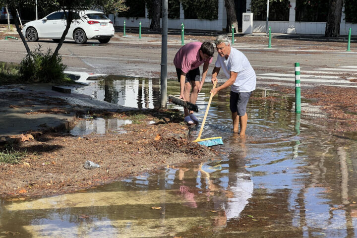 La tempesta causa petites inundacions a Sitges