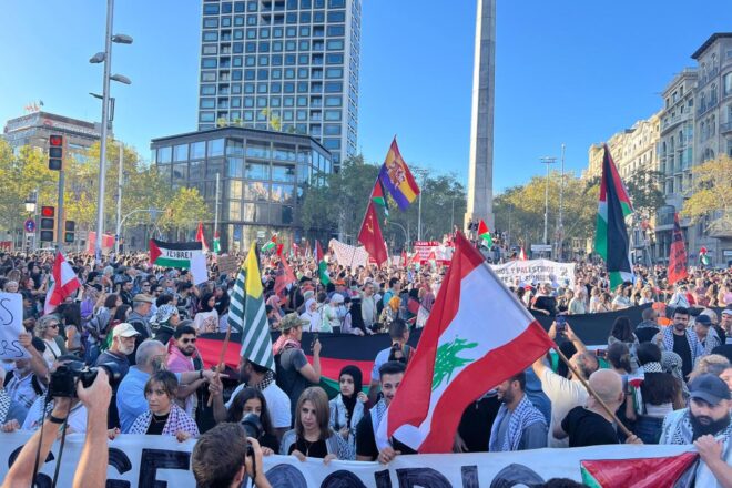 Manifestació a Barcelona en solidaritat amb Palestina i contar els atacs d’Israel