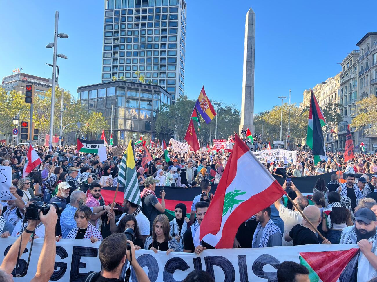 Centenars de persones es manifesten contra la situació a l'Orient Mitjà a Barcelona (fotografia: ACN / Norma Vidal).