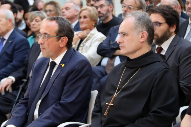 L’abat de Montserrat rep la Medalla d’Honor del Parlament amb motiu del mil·lenari del monestir