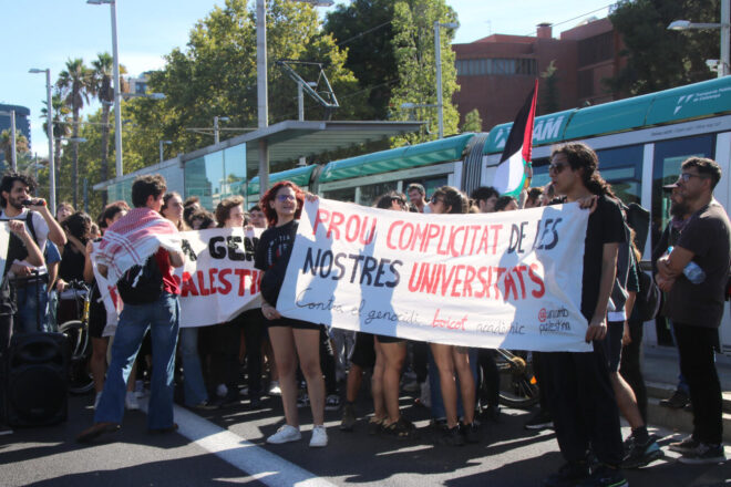 Tallen la Diagonal de Barcelona per la vaga general contra la invasió d’Israel a Palestina