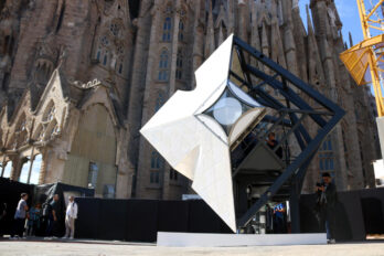 Fragment del prototip de la creu que coronarà la torre de Jesucrist de la Sagrada Família (fotografia: ACN / Pere Francesch).