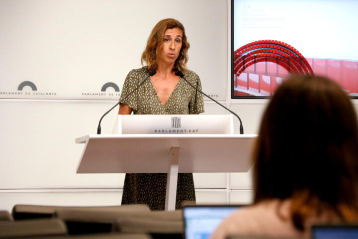 La portaveu de la CUP, Laia Estrada, en conferència de premsa (fotografia: ACN / Arnau Martínez).