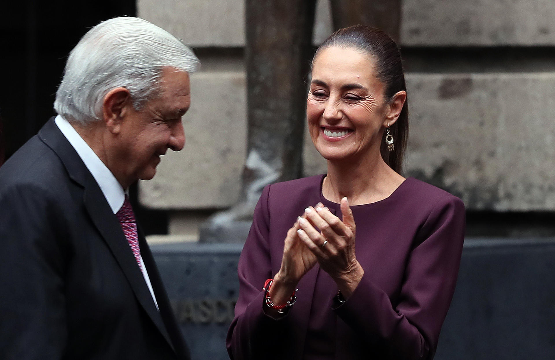 La presidenta electa, Claudia Sheinbaum, aplaudeix el president Andrés Manuel López Obrador (fotografia: Mario Guzmán).