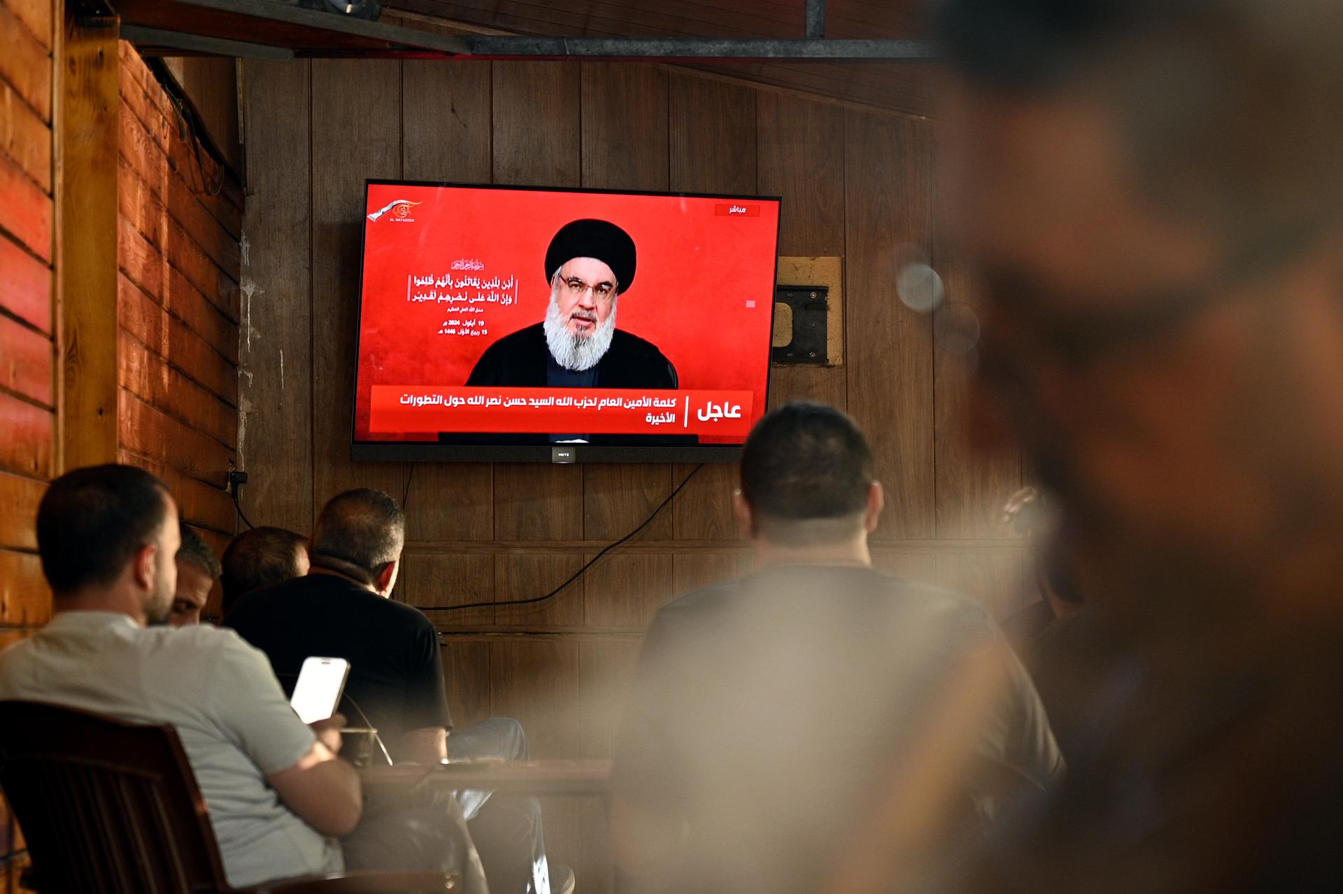 Un grup de persones miren el discurs televisat del secretari general de Hesbol·là, Hassan Nasrallah, en una cafeteria al suburbi sud de Beirut, Líban, el 19 de setembre de 2024. Fotografia de Wael Hamzeh