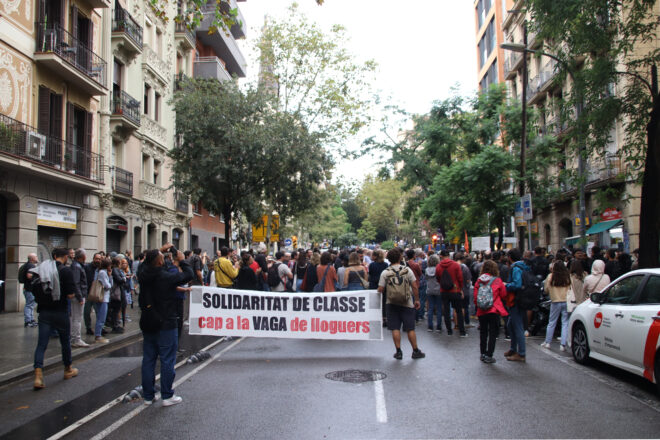 Més d’un centenar de persones protesten davant la seu de Junts per votar en contra de la llei de regulació de lloguers de temporada