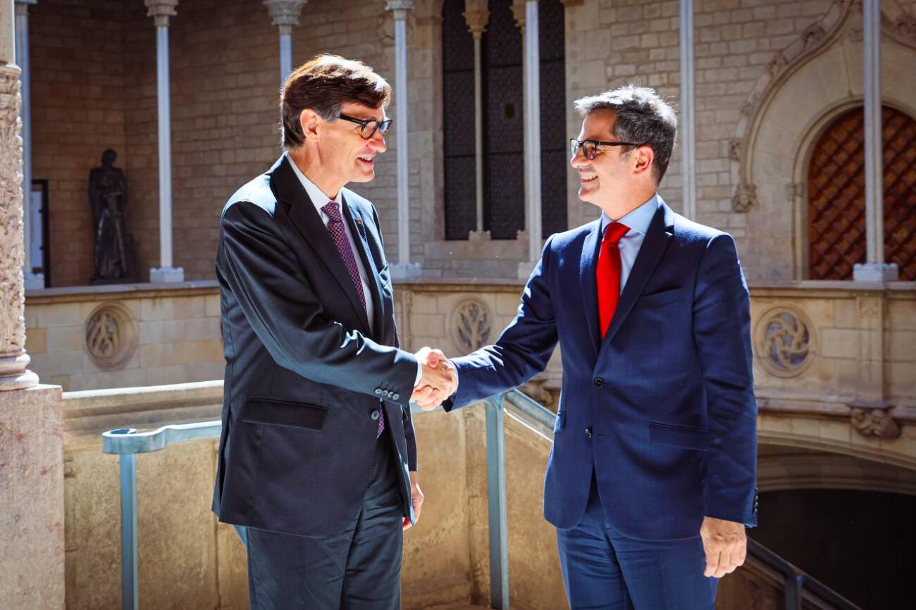 El president de la Generalitat, Salvador Illa, amb el ministre espanyol de la Presidència, Félix Bolaños, just abans de reunir-se al Palau (fotografia: govern / Jordi Bedmar).