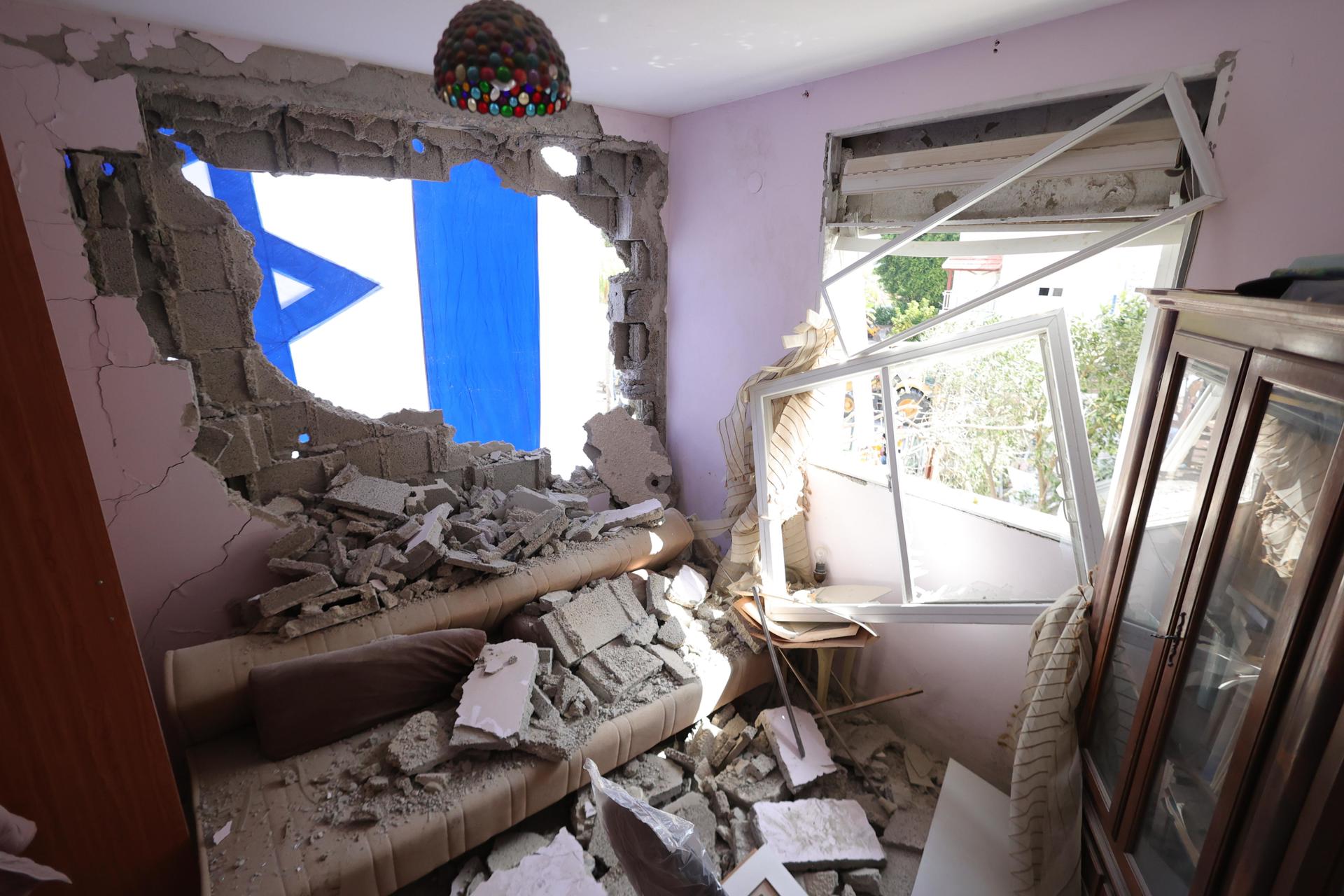 Una casa de Qiryat Bialiq (Israel), destrossada per l'impacte d'un míssil de l'Hesbol·là (fotografia: Abir Sultan).