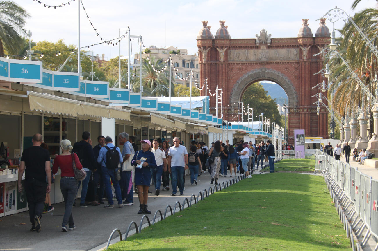 La Setmana del Llibre en Català al passeig Lluís Companys (fotografia: ACN / Pere Francesch).