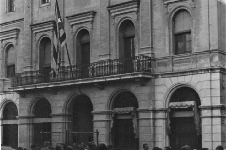 Estelada a l'Ajuntament d'Igualada, el 6 d'octubre de 1934 (fotografia: Arxiu Comarcal de l'Anoia).