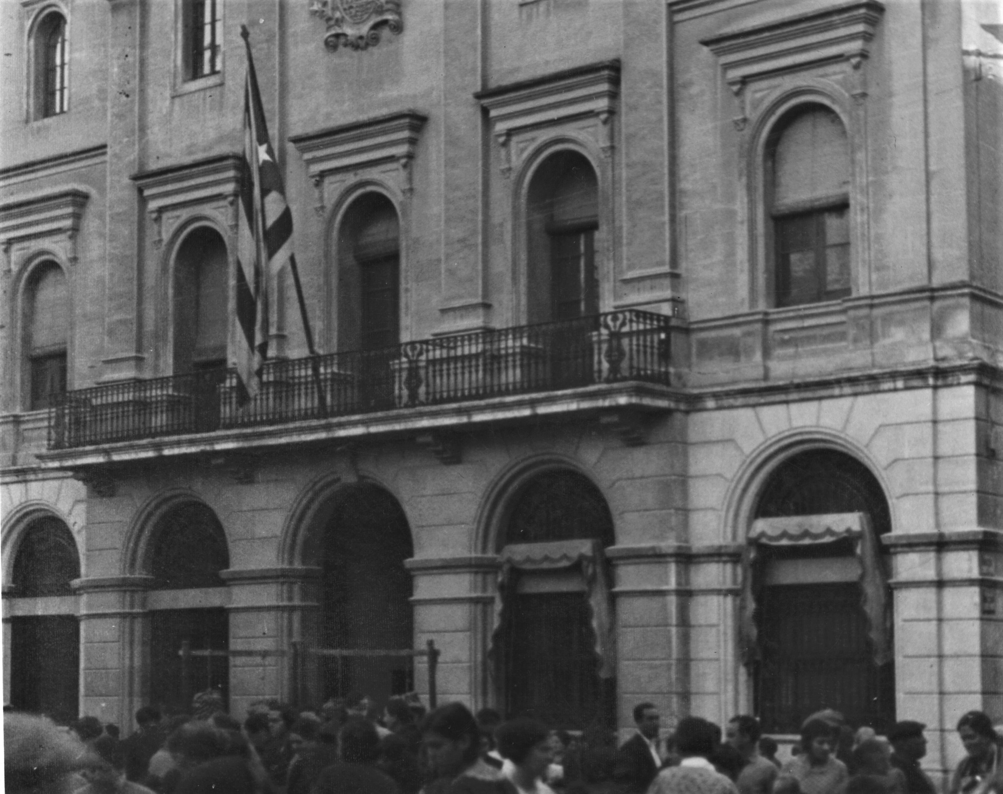 Estelada a l'Ajuntament d'Igualada, el 6 d'octubre de 1934 (fotografia: Arxiu Comarcal de l'Anoia).