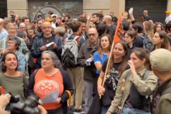 Més d’un centenar de persones protesten davant la seu de Junts per votar en contra de la llei de regulació de lloguers de temporada