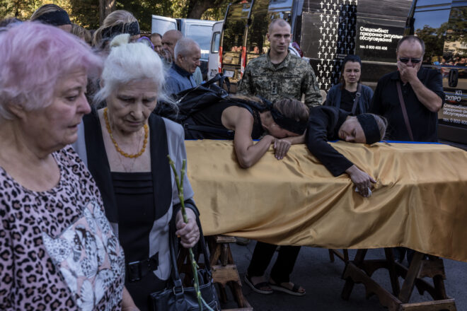 A Poltava, Ucraïna, un soldat enterra el seu pare, que pensava que era fora de perill de la guerra