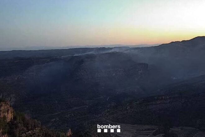 L’incendi de Porrera s’ha estabilitzat i els bombers se centren en el de Cabassers