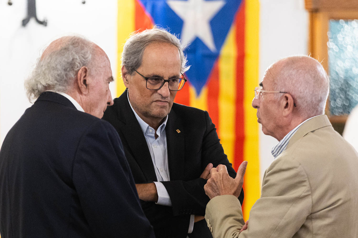 Els ex-presidents Albinyana, Torra i Soler, amb l’estelada al fons (fotografia: Martí Gelabert).