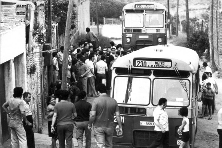 Dos autobusos de la línia 230, aturats al carrer Garcilaso de la Vega, sense asfaltar, durant un segrest dels veïns de Can Franquesa el 1976 (Fotografia: Ángel Luis Abadia / Fons Grama / Museu Torre Balldovina)