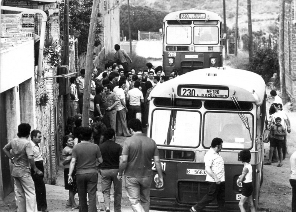 Dos autobusos de la línia 230, aturats al carrer Garcilaso de la Vega, sense asfaltar, durant un segrest dels veïns de Can Franquesa el 1976 (Fotografia: Ángel Luis Abadia / Fons Grama / Museu Torre Balldovina)