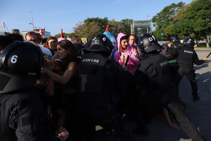 Activistes pel dret d'habitatge irrompen al districte administratiu de la Generalitat