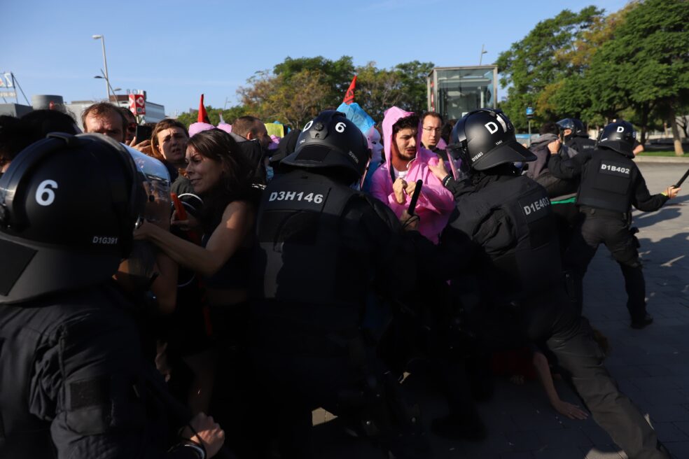 Activistes pel dret d’habitatge irrompen al districte administratiu de la Generalitat