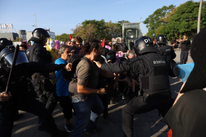 Càrregues dels Mossos en la protesta contra el congrés immobiliari The District
