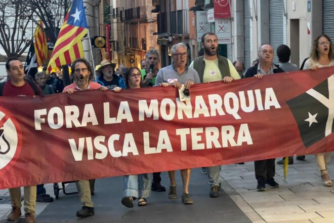 Un centenar de persones es manifesten a Figueres contra la presència del rei dels espanyols