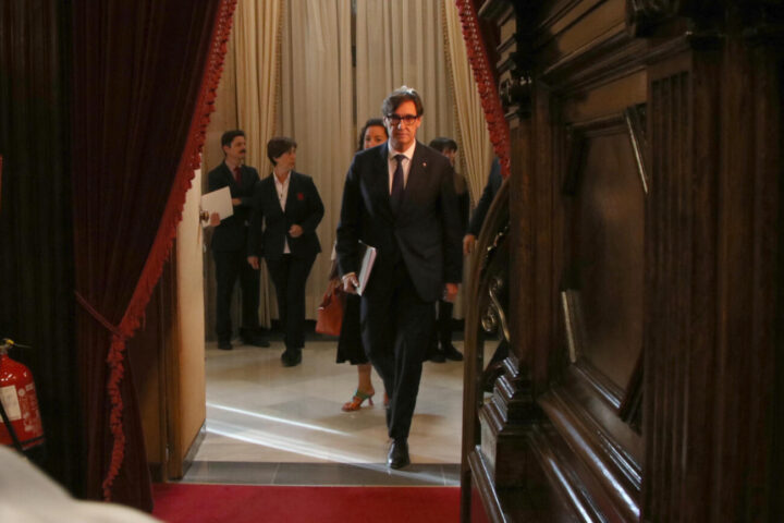 Salvador Illa, entrant al saló de sessions del Parlament de Catalunya (Fotografia: ACN)