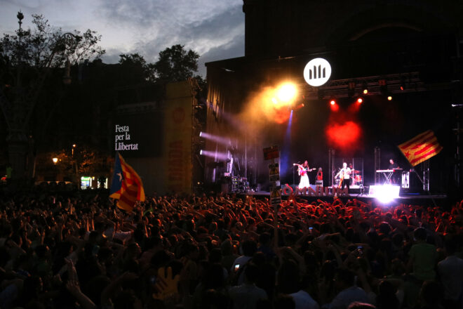 La Festa per la Llibertat d’Òmnium culmina els actes de la Diada a Barcelona