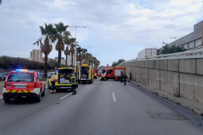 Cues quilomètriques a la ronda Litoral de Barcelona en sentit sud arran de l’incendi d’un camió