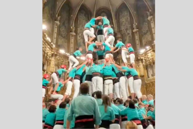 [VÍDEO] Els Castellers de Vilafranca alcen per primera vegada a la història un castell dins la basílica de Montserrat