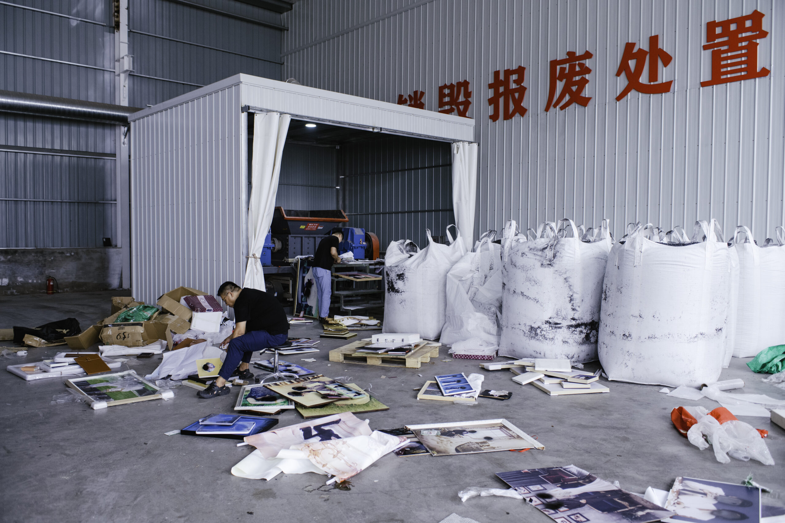 Liu i el seu equip pinten amb esprai les cares abans de triturar-les en trossos. Normalment utilitzen pintura fosca, però algunes persones poden demanar un altre color. Fotografia de Yufan Lu per a The Washington Post.