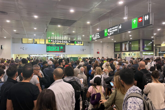 Caos a l’estació de Sants per una incidència que afecta els trens de gran velocitat