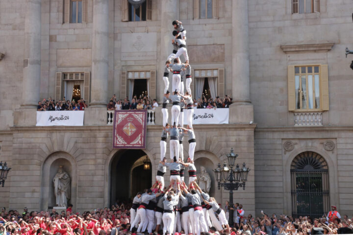 La diada castellera fa vibrar Barcelona el darrer dia de les festes de la Mercè