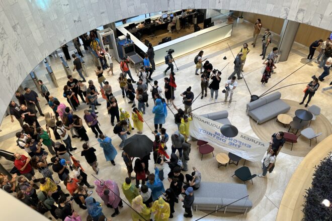 Els manifestants pel dret a l’habitatge irrompen al districte administratiu de la Generalitat