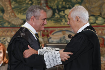 José María Macías pren possessió com a magistrat del TC en un acte amb el president del tribunal, Conde Pumpido (fotografia: EFE).