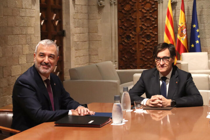 El president de la Generalitat, Salvador Illa, i l'alcalde de Barcelona, Jaume Collboni, reunits al Palau de la Generalitat (fotografia: ACN / Mariona Puig).