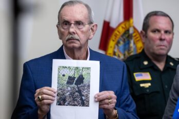 El xèrif Ric L. Bradshaw, mostra una foto d’un rifle estil AK amb mira telescòpica, i bosses trobades pel Servei Secret al Club de Golf Internacional de Trump a West Palm Beach, Florida, EUA, el 15 de setembre de 2024. Fotografia de Cristobal Herrera-Ulashkevich