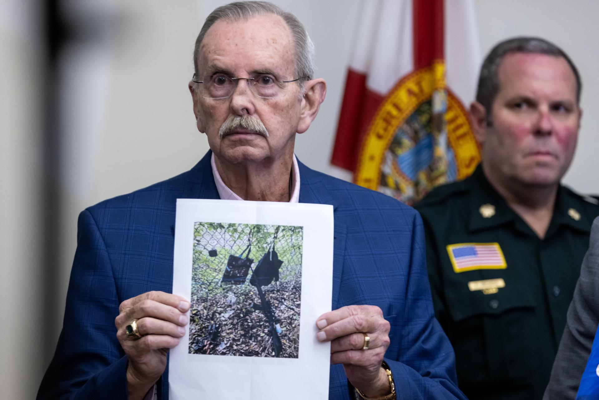 El xèrif Ric L. Bradshaw, mostra una foto d’un rifle estil AK amb mira telescòpica, i bosses trobades pel Servei Secret al Club de Golf Internacional de Trump a West Palm Beach, Florida, EUA, el 15 de setembre de 2024. Fotografia de Cristobal Herrera-Ulashkevich